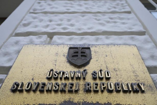 Ustavny sud predlozil Eurpskemu sudnemu dvoru prejudicialnu otazku tykajcu sa manzelstiev osob rovnakeho pohlavia