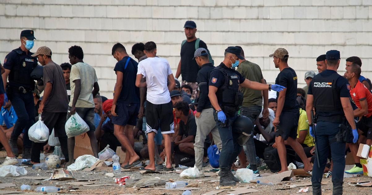 V Ceute po 80 tisicovom navale zostali tisice migrantov Sanchez az teraz meni pristup k riadeniu krizy
