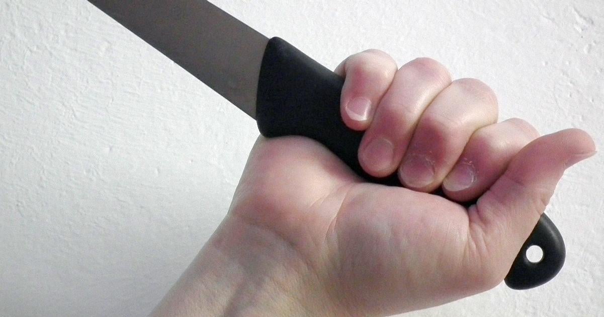 Zena napadla svojho brata nozom zraneneho previezli do nemocnice