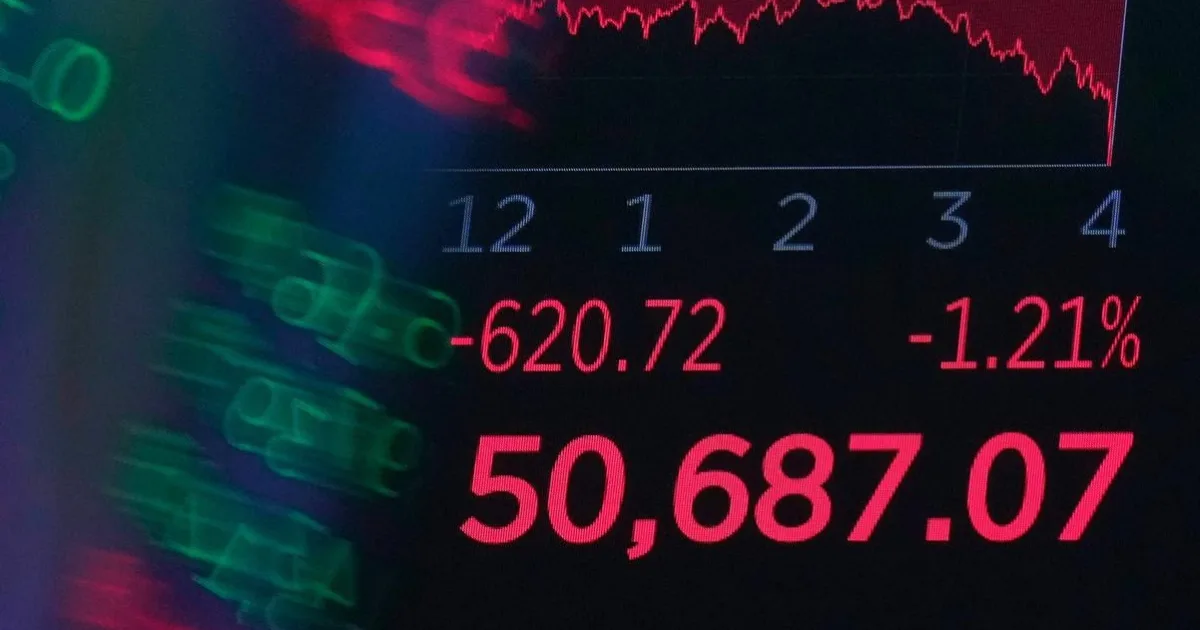 Akcie v USA klesajú, Dow Jones stratil vyše 500 bodov
