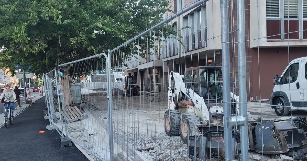 Asfalt v centre nahradí dlažba, archeológovia sú späť