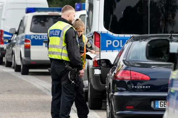 Autobus s turistami smeruje do cieľa, cestujúci pokračujú v jazde