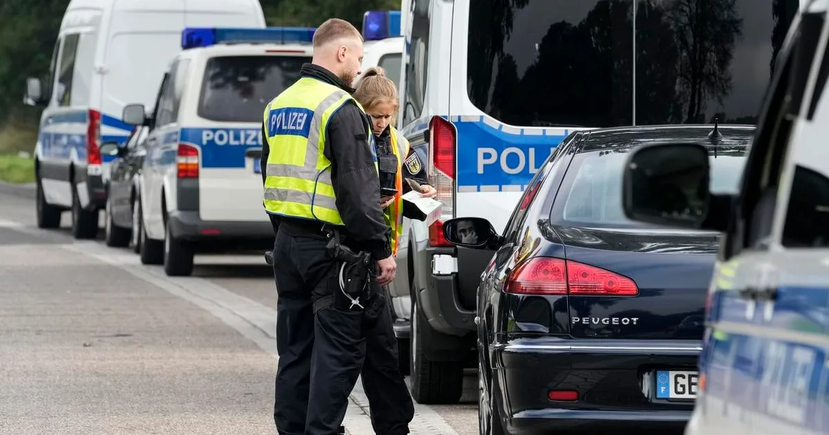 Autobus s turistami smeruje do cieľa, cestujúci pokračujú v jazde