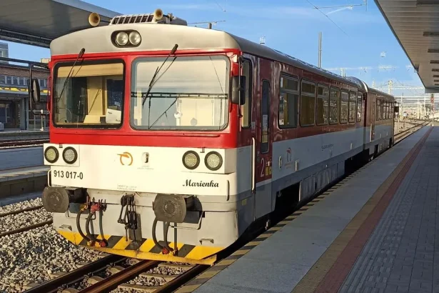 Autobusy dokážu nahradiť vlaky aj mimo výluk