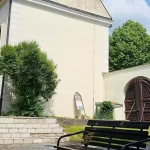 Bojnice obnovujú nádvorie knižnice za 280-tisíc eur, pribudne letná čitáreň