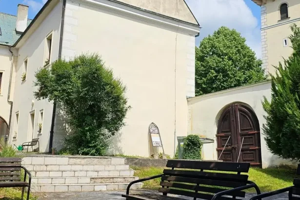 Bojnice obnovujú nádvorie knižnice za 280-tisíc eur, pribudne letná čitáreň