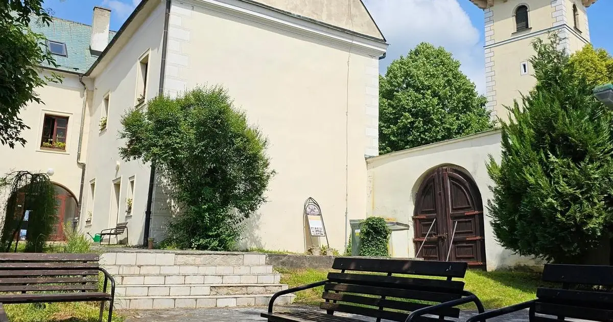 Bojnice obnovujú nádvorie knižnice za 280-tisíc eur, pribudne letná čitáreň
