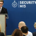 Britská tajná služba MI5 vydala varovanie pre vedcov