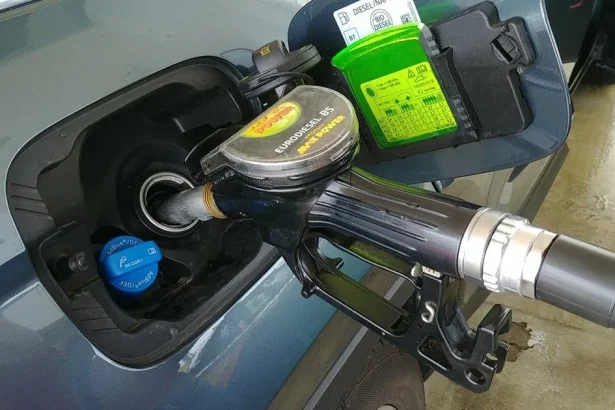 Cena nafty vo Francúzsku stúpla na priemerne 2,41 eura za liter