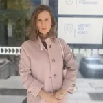Dcéru sedem rokov nevidela, súd to rieši. Otec odpovedal AI fotkou s kosákom a kladivom