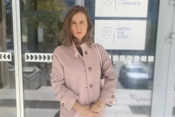 Dcéru sedem rokov nevidela, súd to rieši. Otec odpovedal AI fotkou s kosákom a kladivom