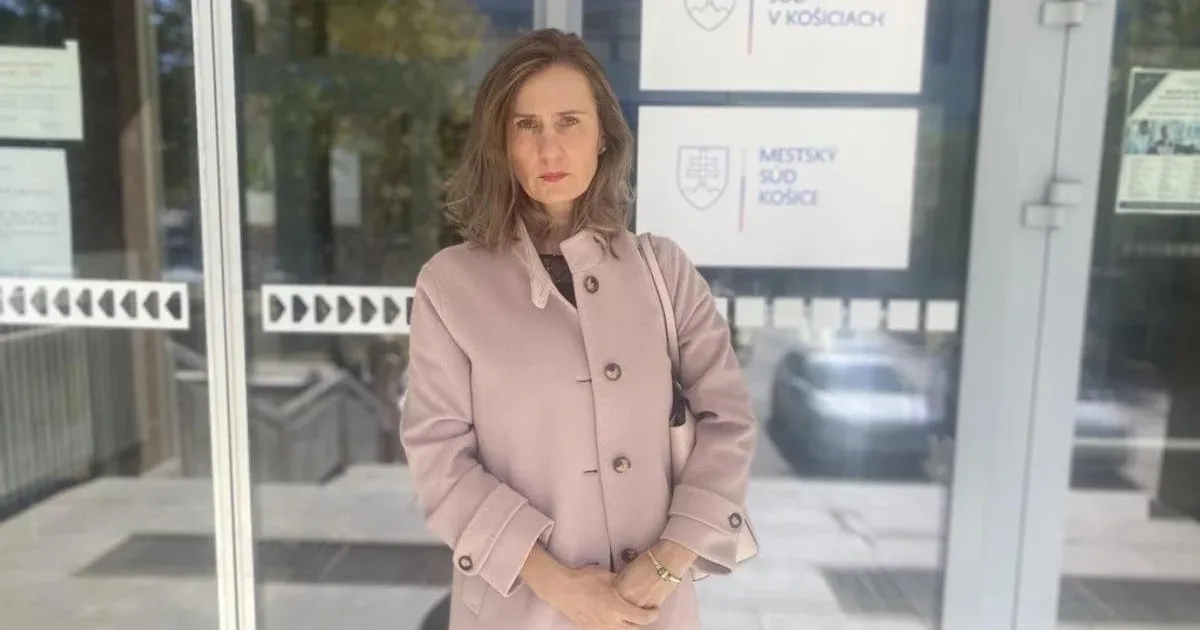 Dcéru sedem rokov nevidela, súd to rieši. Otec odpovedal AI fotkou s kosákom a kladivom