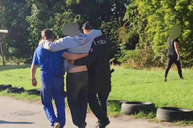 Dôchodca spadol do potoka pri záchrane ježka, vytiahli ho policajti