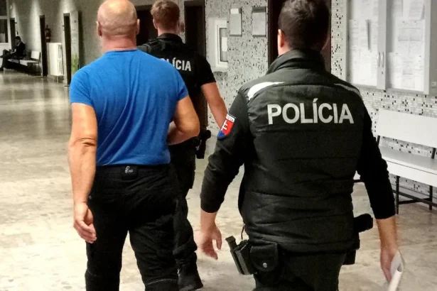Expartnerke dal do spálne špionážnu kameru. Obvinili ho, skončil vo väzbe