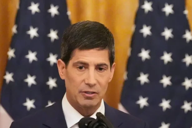 Fed po prvý raz od roku 2023 utiahol menovú politiku