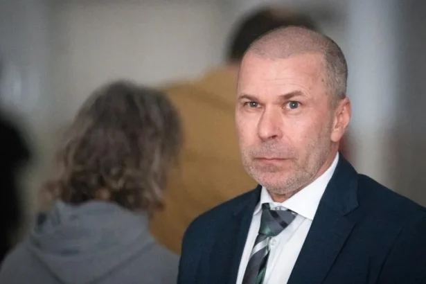 Inšpekcia hľadala v mobile exšéfa polície komunikáciu s Lipšicom a Záleskou
