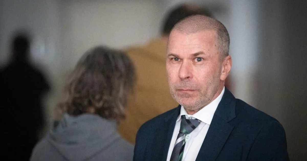 Inšpekcia hľadala v mobile exšéfa polície komunikáciu s Lipšicom a Záleskou
