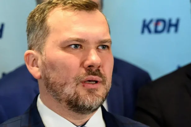 KDH: Premiér oslabuje dôveryhodnosť Slovenska vyhláseniami o článku 5 NATO