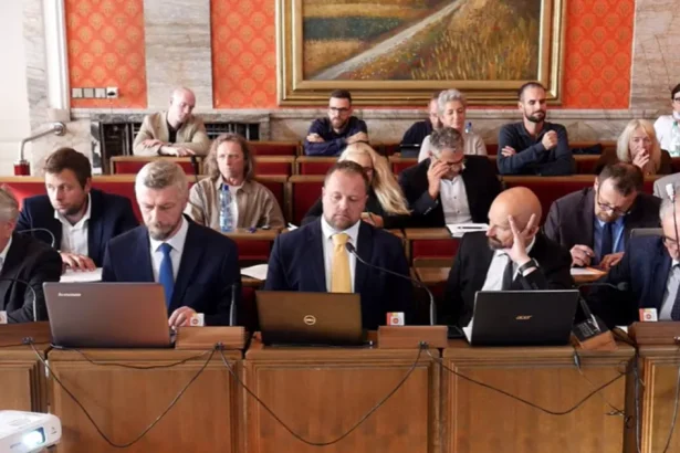 Krik v sále aj vypnuté kamery: Petíciu proti kritizovanej zámene majetku stiahli z rokovan