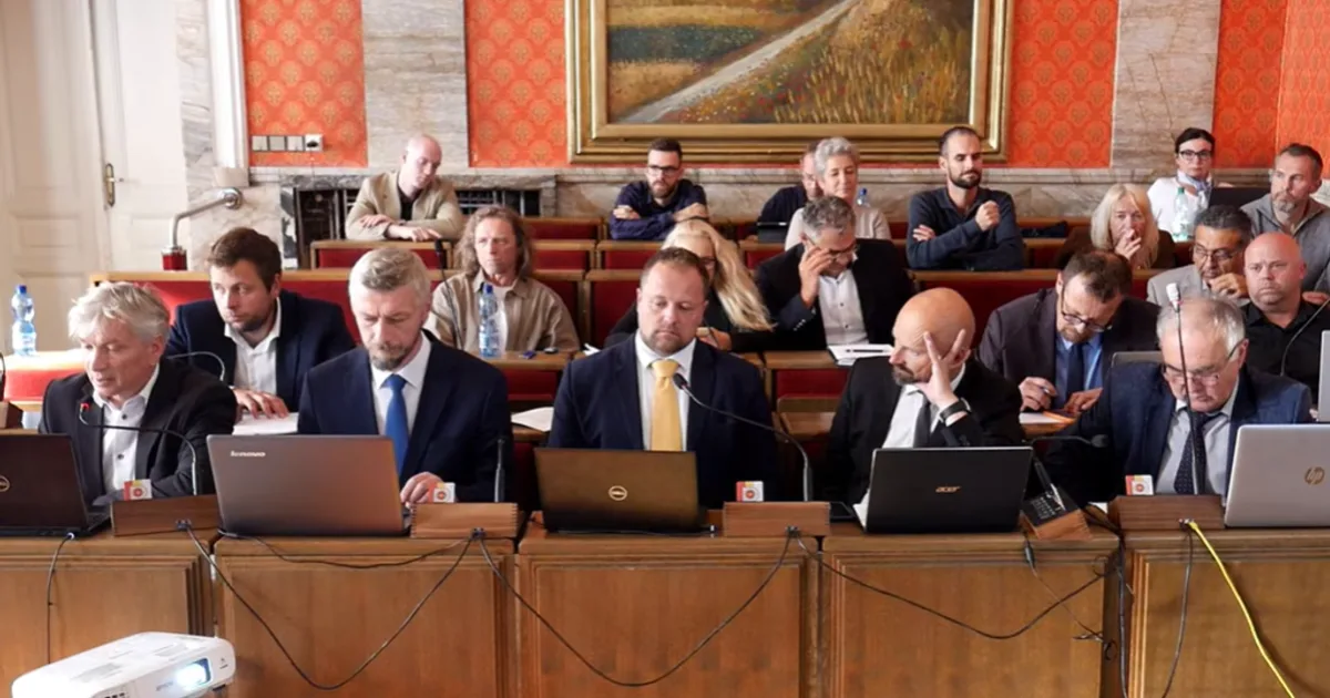 Krik v sále aj vypnuté kamery: Petíciu proti kritizovanej zámene majetku stiahli z rokovan