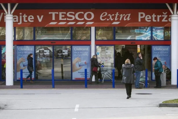 Kto prevezme slovenské Tesco? Známi finalisti a ich odlišné plány