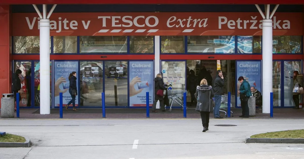 Kto prevezme slovenské Tesco? Známi finalisti a ich odlišné plány