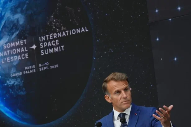 Macron chce európsky program pilotovaných vesmírnych letov