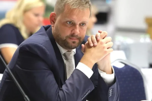 Minister má dočasne voľné miesto štátneho tajomníka. Ako postupovať pri dlhodobej PN-ke?