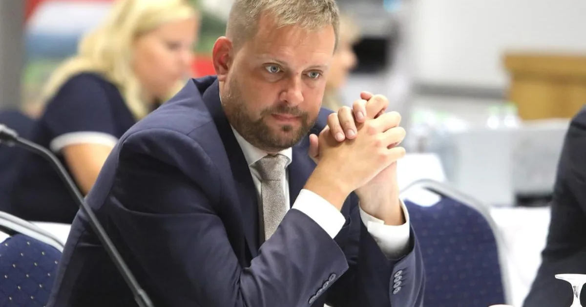 Minister má dočasne voľné miesto štátneho tajomníka. Ako postupovať pri dlhodobej PN-ke?