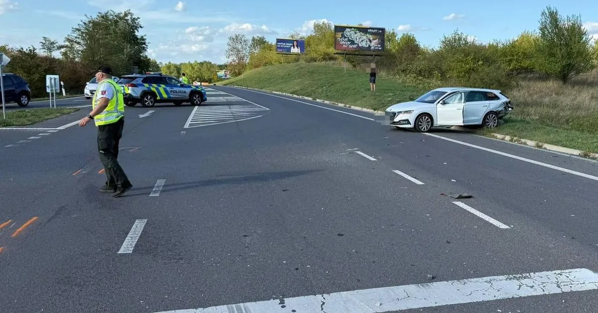 Motocykel sa zrazil s autom, premávka medzi Záhorskou Bystricou a Stupavou je obmedzená