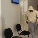 Mučenie na stanici trvalo tri hodiny, povedal Lukáš. Je doma z väzenia, má náramok