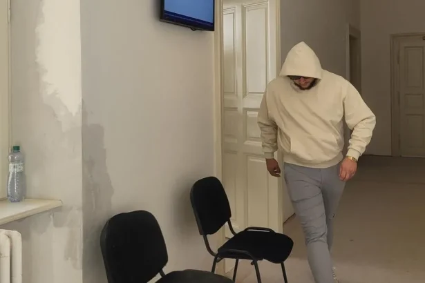 Mučenie na stanici trvalo tri hodiny, povedal Lukáš. Je doma z väzenia, má náramok