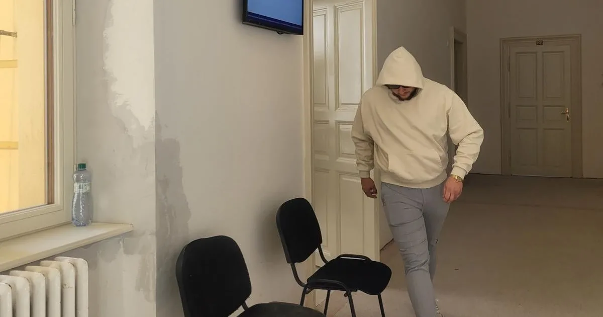 Mučenie na stanici trvalo tri hodiny, povedal Lukáš. Je doma z väzenia, má náramok