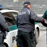 Muž sa vyhrážal družke smrťou a búchal sekerou po dverách, ona s deťmi utiekla oknom