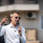 Muž vylial víno na Pétera Magyara počas incidentu