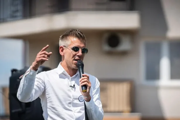 Muž vylial víno na Pétera Magyara počas incidentu