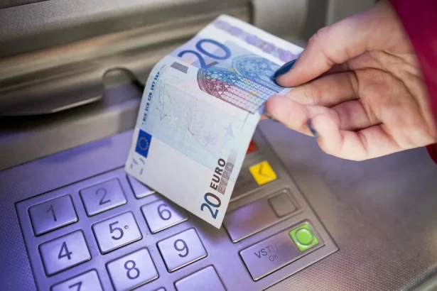 Mzdy v eurozóne v druhom štvrťroku medziročne vzrástli o tri percentá