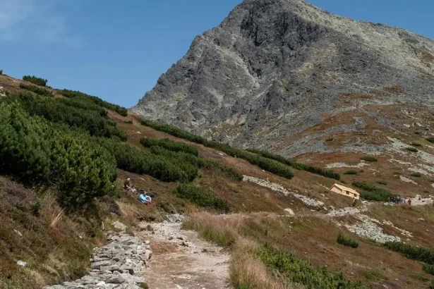 Na Kriváň tri dni nevstúpite, pod vrcholom hrozí uvoľnenie skál