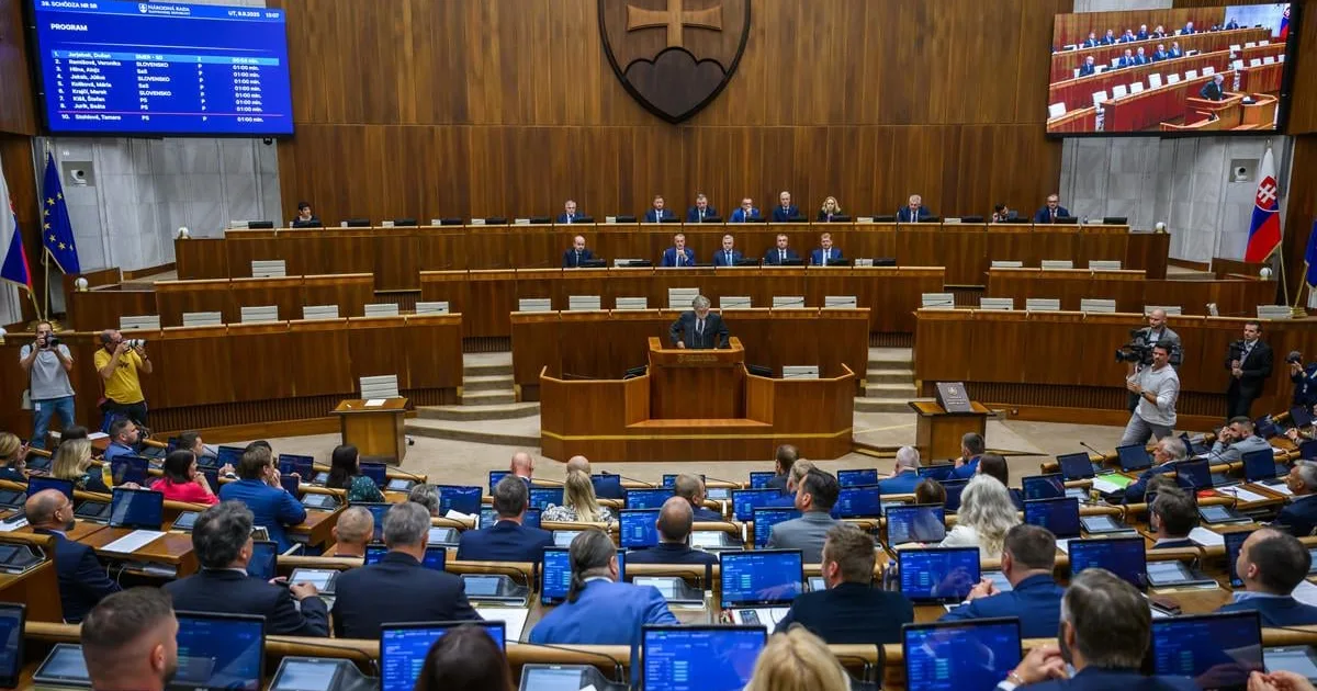 Na programe utorňajšej riadnej schôdze je takmer 300 bodov