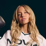 Nahá sedí na koši a opakuje slovo šport. Sydney Sweeney kritizujú za lacnú reklamu