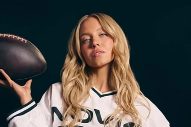 Nahá sedí na koši a opakuje slovo šport. Sydney Sweeney kritizujú za lacnú reklamu