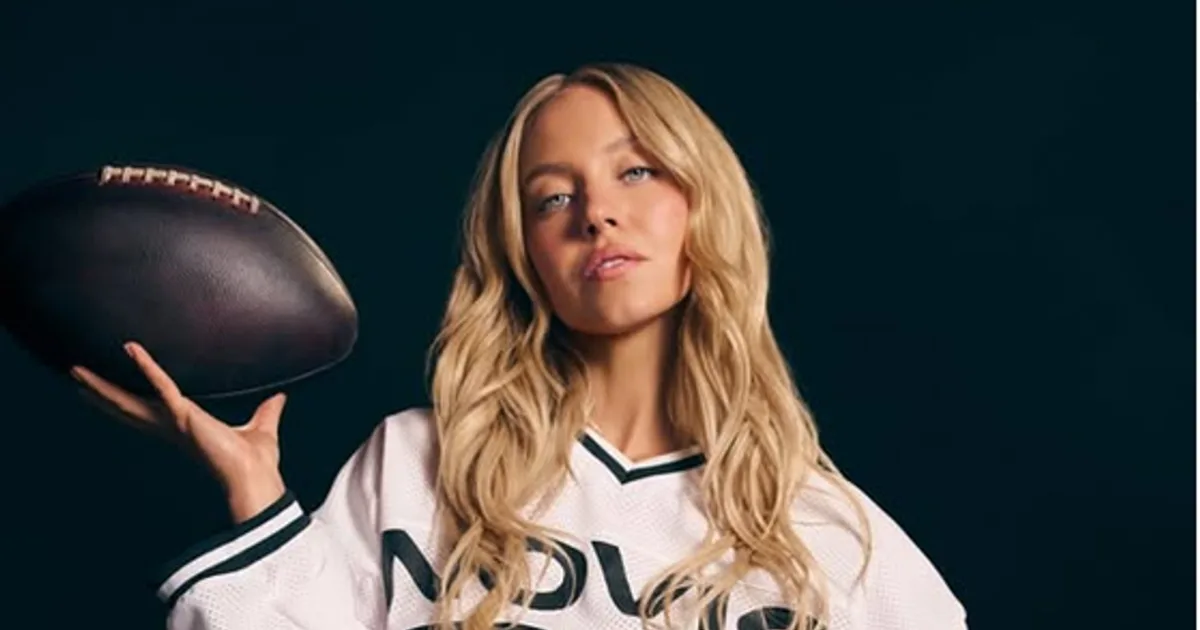 Nahá sedí na koši a opakuje slovo šport. Sydney Sweeney kritizujú za lacnú reklamu