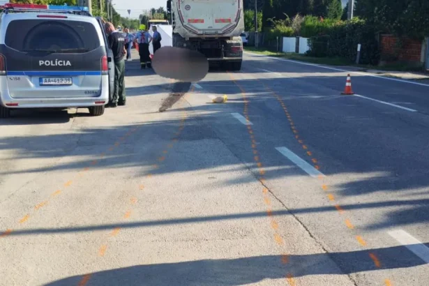 Nákladné auto zrazilo seniorku na chodníku, zomrela na mieste
