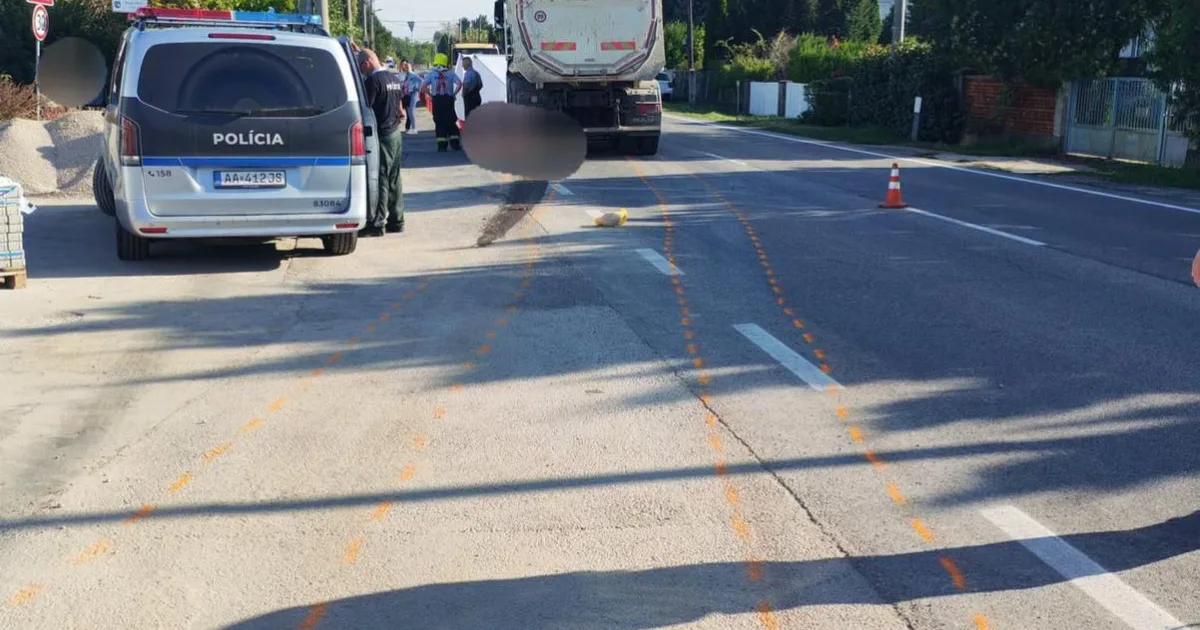 Nákladné auto zrazilo seniorku na chodníku, zomrela na mieste