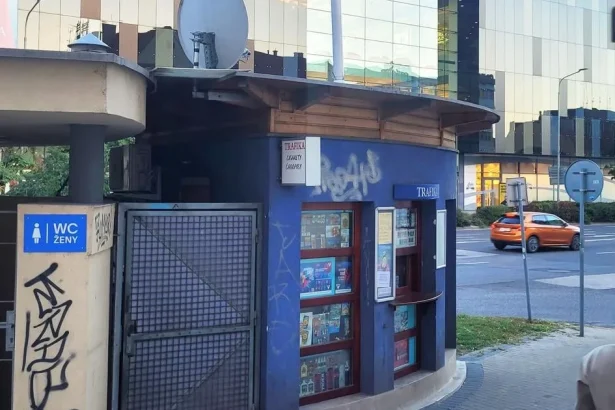 Nákupné centrum spoplatnilo toalety, len hotovosťou. Mestské sú zdarma