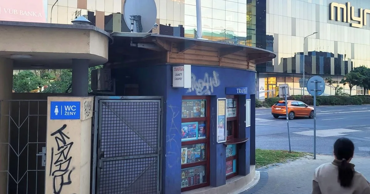 Nákupné centrum spoplatnilo toalety, len hotovosťou. Mestské sú zdarma