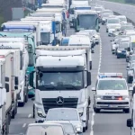 Nehoda si vyžiadala uzávierku diaľnice, dopravu riadia policajti