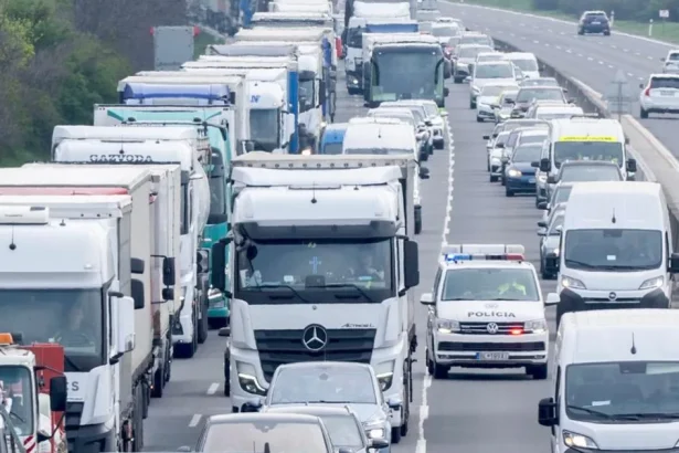 Nehoda si vyžiadala uzávierku diaľnice, dopravu riadia policajti