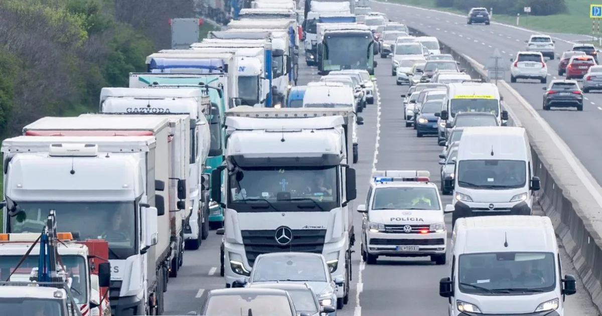 Nehoda si vyžiadala uzávierku diaľnice, dopravu riadia policajti