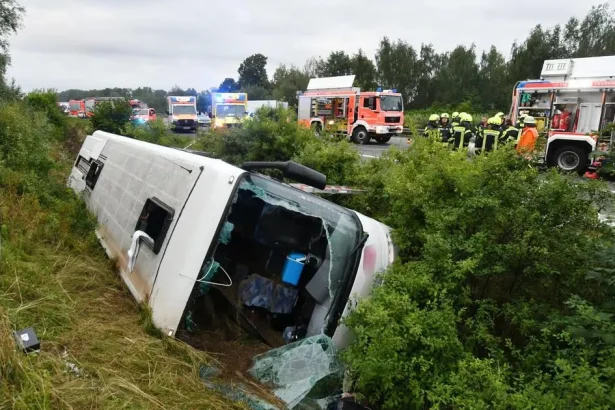 Nehoda turistického autobusu vo Švajčiarsku má niekoľko obetí